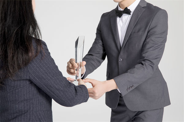 績效管理中，如何激勵優(yōu)秀員工，又幫助其提升？